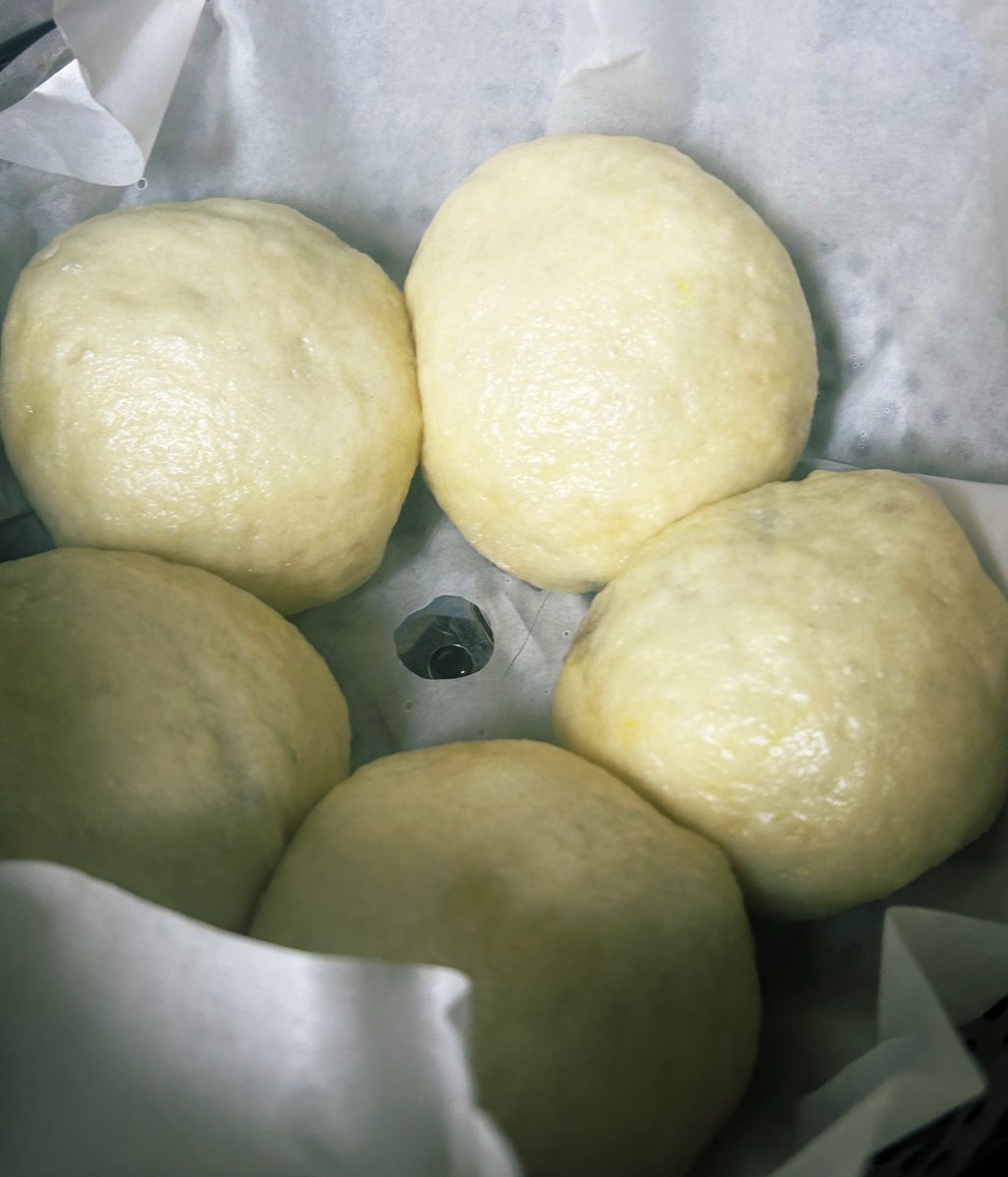 ひとくち食文化（<a href="/1kuchi_culture/">ひとくち食文化</a> ）さんのアカウントをフォローしてからというもの、まんじゅうって自分で作っても良い自由な食べ物なんですか？！という気持ちになり堪らなくなり、家にあるものでこしらえました。美味しい😭（ナンミックスと、かぼちゃで餡を作った）ありがたいなあ