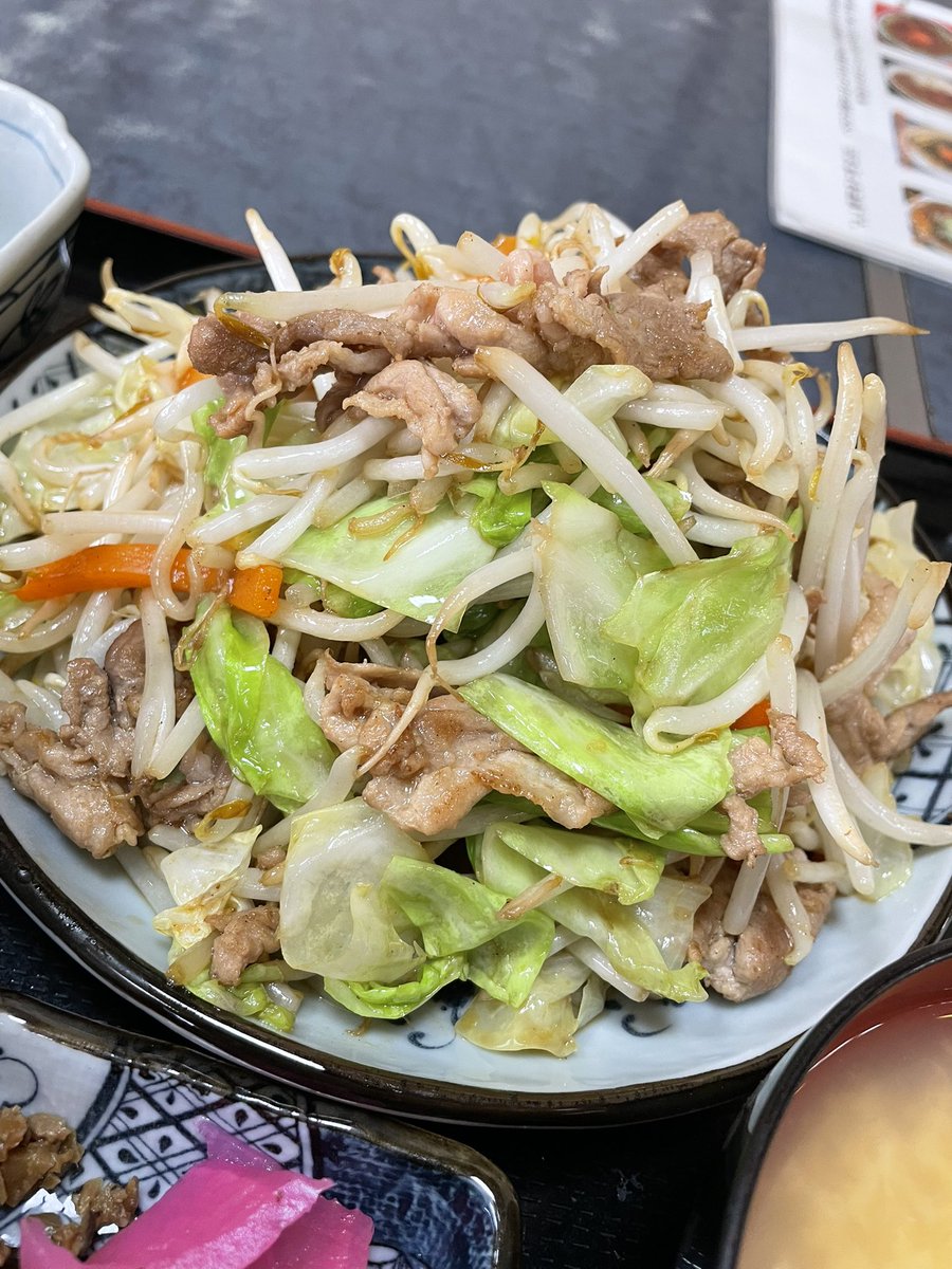 今日は田中農場が営む定食屋さん、
食堂たなかで昼食

●肉野菜炒め定食ダブル🍚大盛
＋追加で🍚大盛

野菜の食感も味付けも最高でした😍
🍚があっという間に無くなり追加❣️
超美味しかったです🤤

お代わり自由な卵スープと漬物付きで
めっちゃお得です✨皆様も是非😆
本日もご馳走様でした🙏