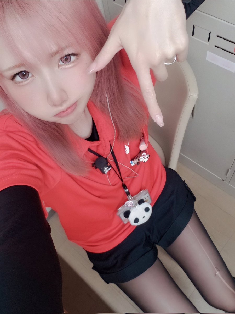 manya_panda525's tweet image. 今日おろしたてのストッキング伝線してぴえんまる🥺