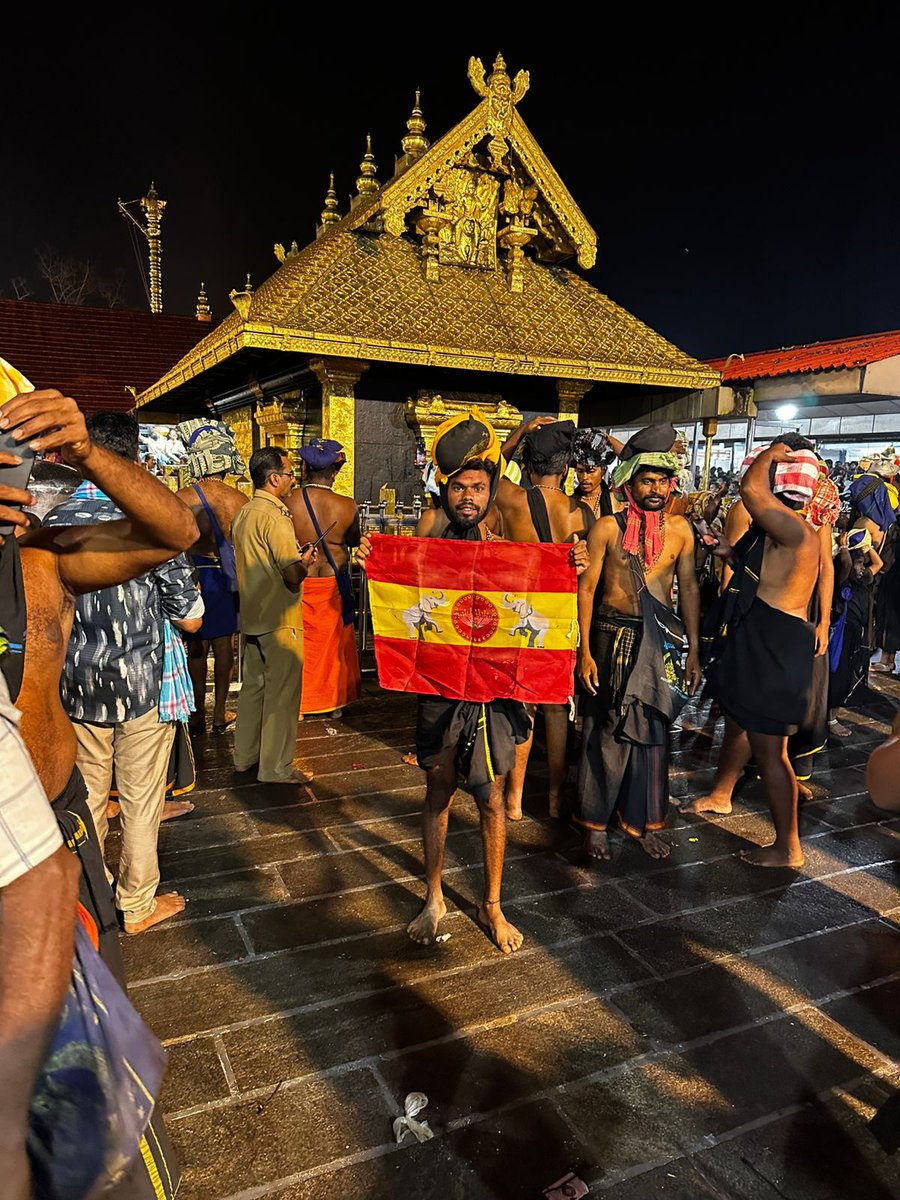 leoprabu's tweet image. தலைவர் @TVKVijayHQ முதல்வராக வேண்டி சபரிமலை ஐயப்பன் கோவிலில் சுவாமி தரிசனம் செய்த திருத்தணி தொகுதியை சார்ந்த திரு.M.விஜய்.
சுவாமியே சரணம் ஐயப்பா!
@TVKPartyHQ @DillibabuTVK @stalinsss14 @ramk8060