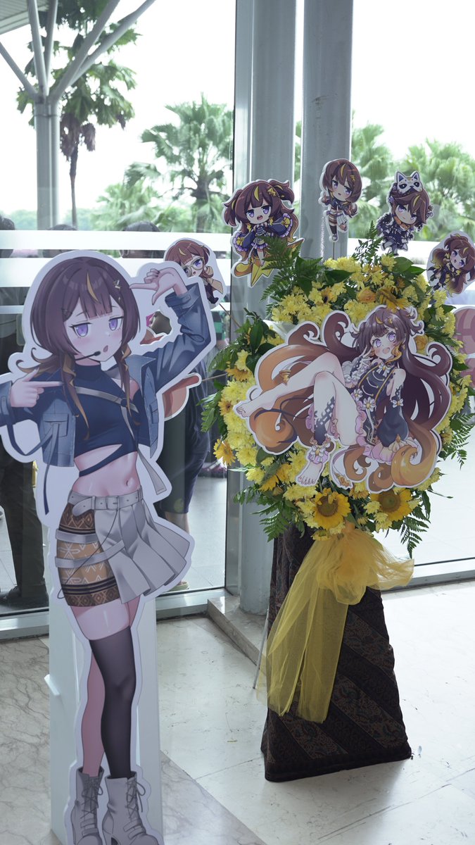 anyamelfissa's tweet image. Still in that #holoIDChromaticFuture fever😆

Also, look! Beautiful Anya flower stand!!! I LOVE IT thank you as always for the support💐 (photos by M-chan!~)
フラスタ綺麗！！！！！みんな感謝感謝💐現地ライブ楽しかったね！