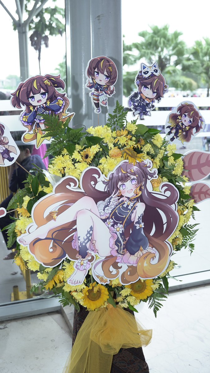 anyamelfissa's tweet image. Still in that #holoIDChromaticFuture fever😆

Also, look! Beautiful Anya flower stand!!! I LOVE IT thank you as always for the support💐 (photos by M-chan!~)
フラスタ綺麗！！！！！みんな感謝感謝💐現地ライブ楽しかったね！