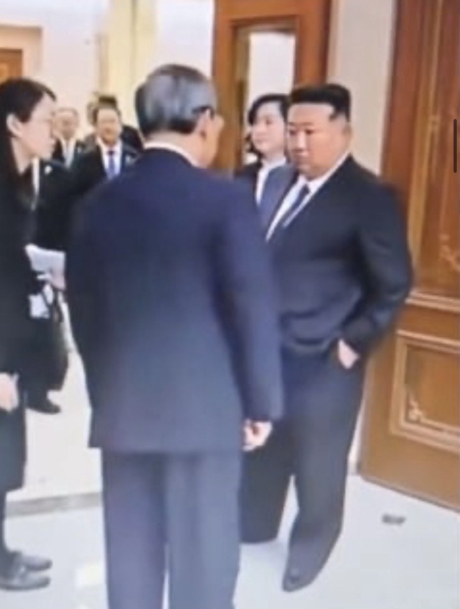 总觉得李强见了对比照，会煽中国插手哥耳光。🤣🤣🤣🤣🤣