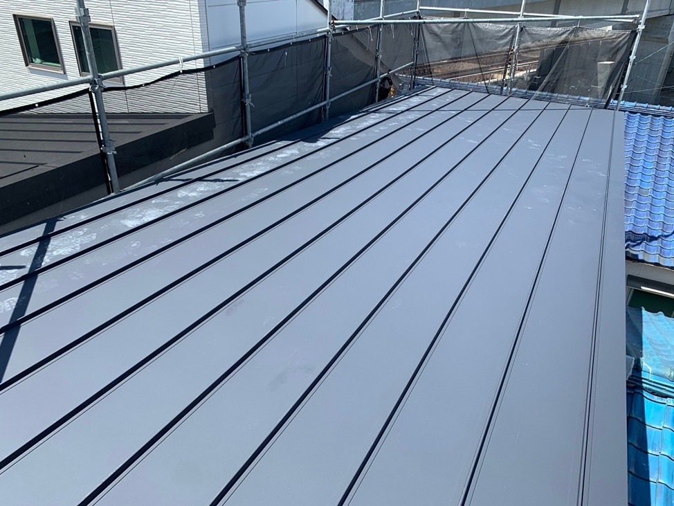 OPWiDlmGcPd3ya4's tweet photo. 大阪市城東区にて、新築一戸建ての屋根工事と雨とい工事をしました。

使用屋根材:ガルバリウム鋼板立平葺
使用雨どい:PanasonicシビルスケアPC50

#戸建て
#一軒家
#新築
#屋根工事
#立平葺
#雨樋工事
#PC50
#板金屋
#城東区
#大阪市
#狭小住宅
#長尺屋根
#新築一戸建て
#求人募集
#ガルバリウム https://t.co/ZEFsjTfem9