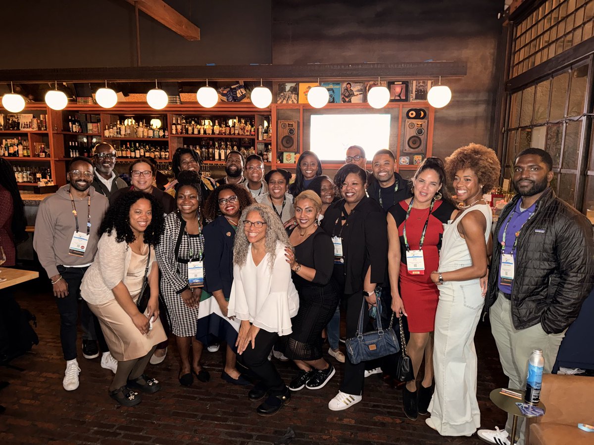 Our <a href="/BlackInNeuro/">Black In Neuro 🧠</a> social is always the highlight of my year 🤩

These were our undergrads/lab techs, graduate students, postdocs, and faculty/professionals respectively ✨

Love seeing our community continue to grow &amp; support each other in tumultuous times 💞 #SfN25 #BlackInNeuro