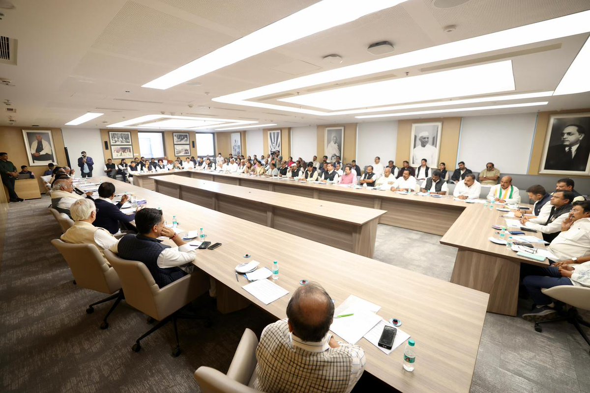 INCIndia's tweet image. कांग्रेस मुख्यालय इंदिरा भवन में उन 12 राज्यों के वरिष्ठ नेताओं की महत्वपूर्ण बैठक हुई, जहां चुनाव आयोग SIR करवा रहा है। 

इस बैठक में कांग्रेस अध्यक्ष श्री @kharge, नेता विपक्ष श्री @RahulGandhi और संगठन महासचिव श्री @kcvenugopalmp के साथ कांग्रेस के वरिष्ठ नेता मौजूद रहे।

📍…