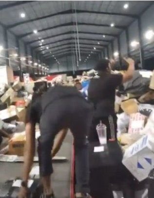 hilmanmansoor's tweet photo. Order 11.11 sales pun sangkut bab high volume tp staff x cukup ke? atau mcm diorg sapu semua kotrak penghantaran brg tiktok ke? Gomen wat tk nampak je ke deal pelik ni? 😒 Takkan semua nak sapu, rakyat jadi mangsa??? https://t.co/vy7gZ8j17o
