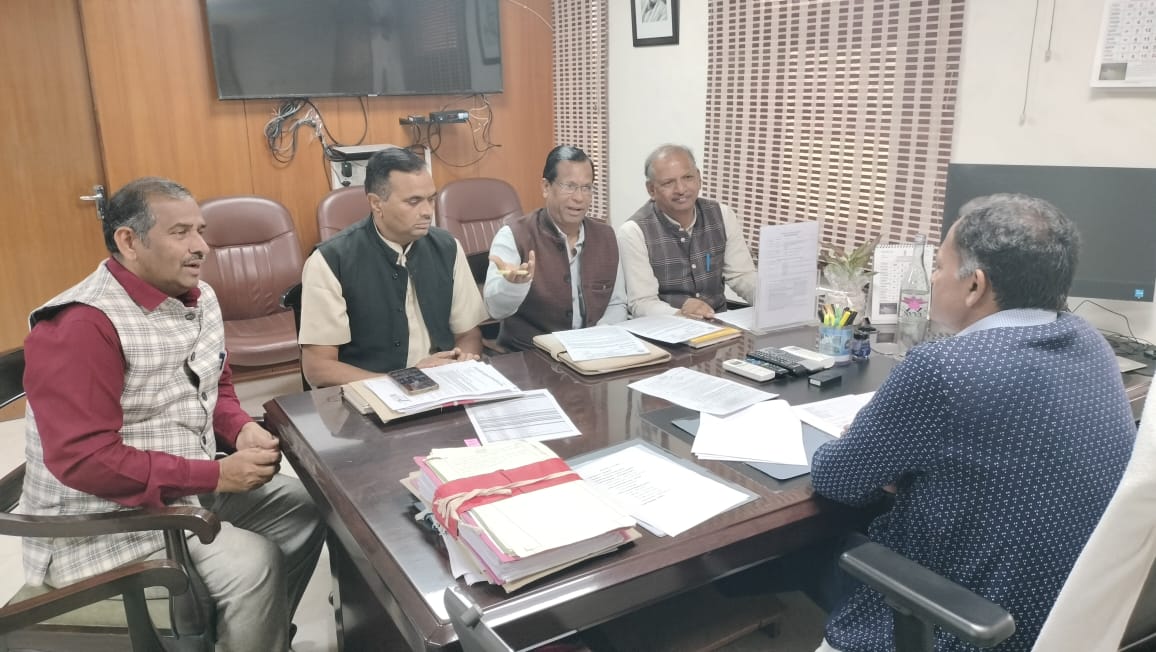 RSSRashtriya's tweet photo. आज दिनांक 18 नवंबर 2025 को राजस्थान शिक्षक संघ (राष्ट्रीय) के प्रदेश अध्यक्ष श्री रमेश चंद्र पुष्करणा के नेतृत्व में एक प्रतिनिधिमंडल ने मुख्य निर्वाचन आयुक्त (@CeoRajasthan) श्रीमान नवीन महाजन से मुलाकात कर उन्हें शिक्षक संघ का ज्ञापन सौंपा।

महामंत्री महेंद्र लखारा ने बताया कि ज्ञापन में शिक्षक बीएलओ मुकेश जांगिड़ के परिवार को 50 लाख रुपये की सहायता राशि तथा परिवार के एक सदस्य को सरकारी नौकरी देने की मांग की गई है।

वर्तमान में मतदाता गहन पुनरीक्षण कार्यक्रम में लगे शिक्षकों (बीएलओ) पर बनाए जा रहे अनावश्यक दबाव को समाप्त करने तथा इस कार्य की अवधि बढ़ाने का आग्रह किया गया।

मुख्य निर्वाचन आयुक्त ने सभी मांगों पर सहानुभूतिपूर्वक विचार करने का आश्वासन दिया तथा अन्य अधिकारियों को वीडियो कॉन्फ़्रेंसिंग के माध्यम से निर्देशित करने की बात भी कही।

प्रतिनिधिमंडल में महामंत्री महेंद्र लखारा, अतिरिक्त महामंत्री बसन्त जिंदल तथा संयुक्त मंत्री नोरंग सहाय सम्मिलित थे।