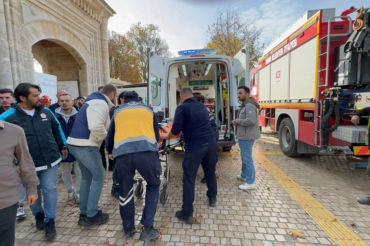 tip_edirne's tweet photo. 17 Kasım öğle saatlerinde Selimiye Camii restorasyonunda çalışan bir işçi arkadaşımızın yüksekten düştüğü bilgisini aldık. Yerel kaynaklara göre yaralanan N.A., sıkıştığı yerden yaklaşık bir saat süren çalışmalar sonucunda çıkarıldı. https://t.co/I6fMjhJUor