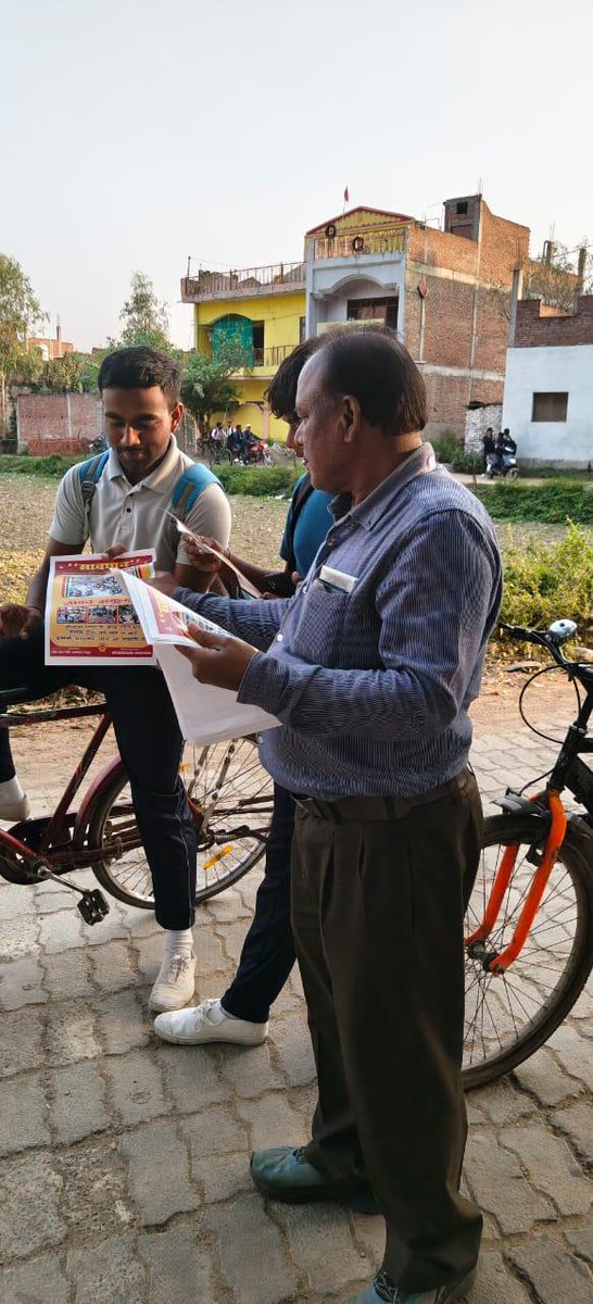 CPRONCR's tweet image. प्रयागराज मंडल द्वारा संचालित ‘डिजिटल सेफ्टी अवेयरनेस अभियान&apos; के तहत विभिन्न समपार फाटकों, स्टेशन क्षेत्रों, ग्राम पंचायतों, विद्यालयों व ट्रेसपासिंग स्थलों पर मोबाइल वैन के माध्यम से रेल संरक्षा नियमों के बारे में जागरूक किया जा रहा है।🚊✨

इसी क्रम में बिन्दकी रोड से कानपुर…