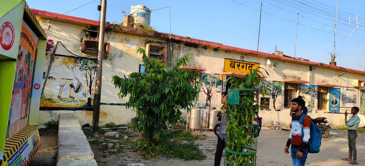 CPRONCR's tweet image. प्रयागराज मंडल द्वारा संचालित ‘डिजिटल सेफ्टी अवेयरनेस अभियान&apos; के तहत विभिन्न समपार फाटकों, स्टेशन क्षेत्रों, ग्राम पंचायतों, विद्यालयों व ट्रेसपासिंग स्थलों पर मोबाइल वैन के माध्यम से रेल संरक्षा नियमों के बारे में जागरूक किया जा रहा है।🚊✨

इसी क्रम में बिन्दकी रोड से कानपुर…