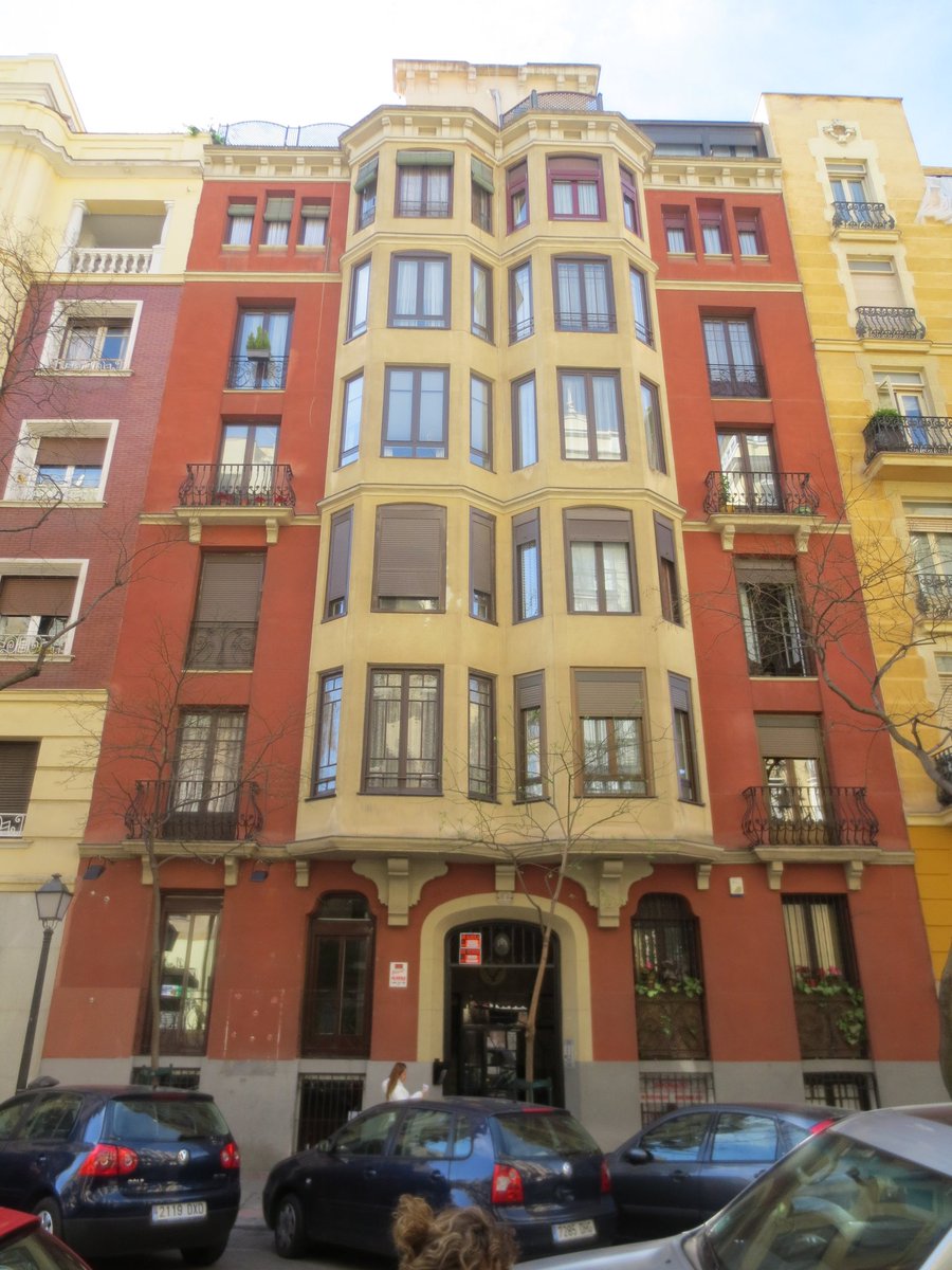 Interesante edificio de viviendas en Don Ramón de la Cruz 64 de arq. desconocido en 1923. Los atractivos e inuasuales cuerpos de miradores en el centro del edificio son lo mas destacado. Foto mía de  abril 2014.