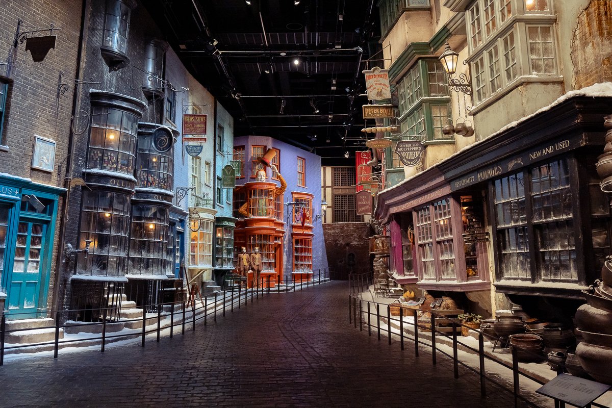 wbtourtokyo's tweet photo. ❄️ #ホグワーツ・イン・ザ・スノー 展示紹介 ❄️
— ダイアゴン横丁編 —

映画ではダイアゴン横丁に雪が降るシーンはありませんが、実はホグズミート村の積雪シーンでダイアゴン横丁のセットが使われています。

昼と夜で表情が変わる #スタジオツアー東京 のダイアゴン横丁の雪景色は絶景です✨ https://t.co/M0HYFNcjEL