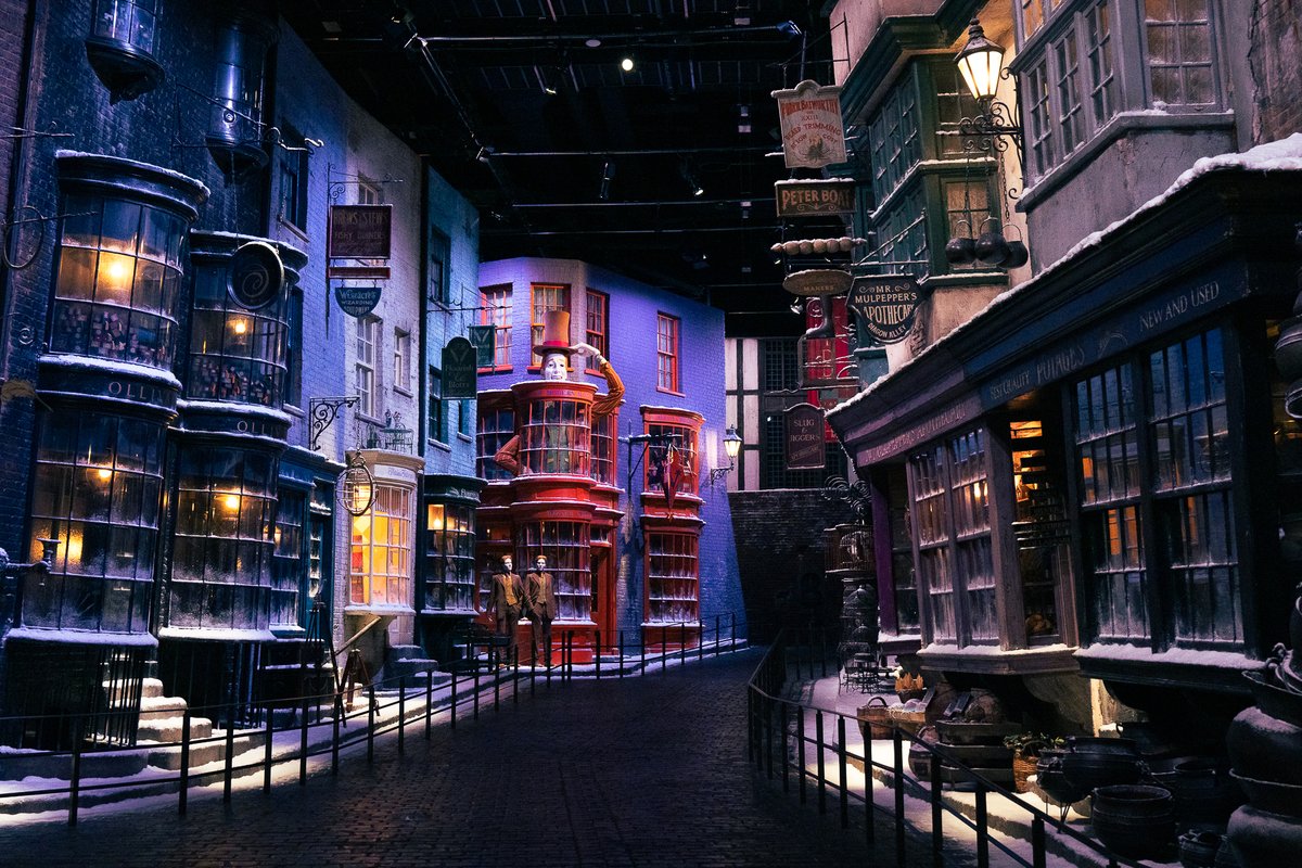 wbtourtokyo's tweet photo. ❄️ #ホグワーツ・イン・ザ・スノー 展示紹介 ❄️
— ダイアゴン横丁編 —

映画ではダイアゴン横丁に雪が降るシーンはありませんが、実はホグズミート村の積雪シーンでダイアゴン横丁のセットが使われています。

昼と夜で表情が変わる #スタジオツアー東京 のダイアゴン横丁の雪景色は絶景です✨ https://t.co/M0HYFNcjEL