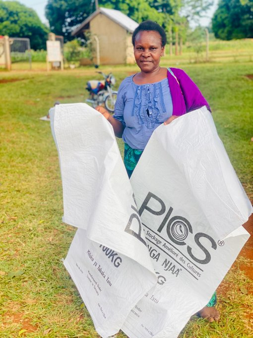 kilimoEAC's tweet photo. ✅ Dry crops on clean surfaces like tarpaulins.
✅ Use hermetic storage bags to keep out moisture and oxygen.
✅ Train farmers, traders and invest in community-level on proper post-harvest handling.
✅ Promote regular testing in markets and at storage points. 5/5
#KTAt20 #EAMIAT https://t.co/URO7IEyyHs