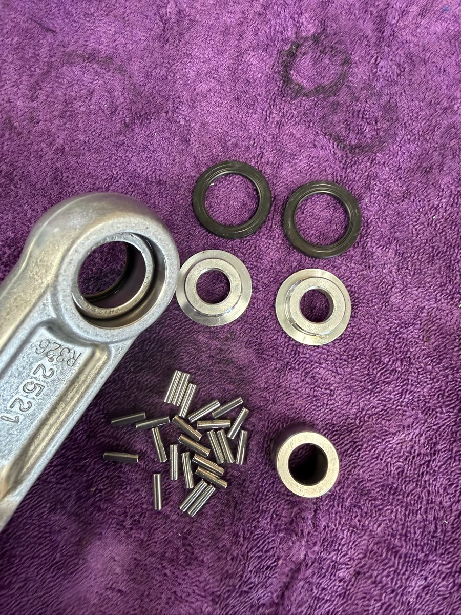 Ridge_Cycle's tweet image. YZ125X サスペンションOH 作業

各部点検後、ロッド研磨や消耗品の交換を行い、丁寧に組み付けさせていただきました。

あわせてリンク周りの ベアリング点検・清掃・グリスアップ も実施。…