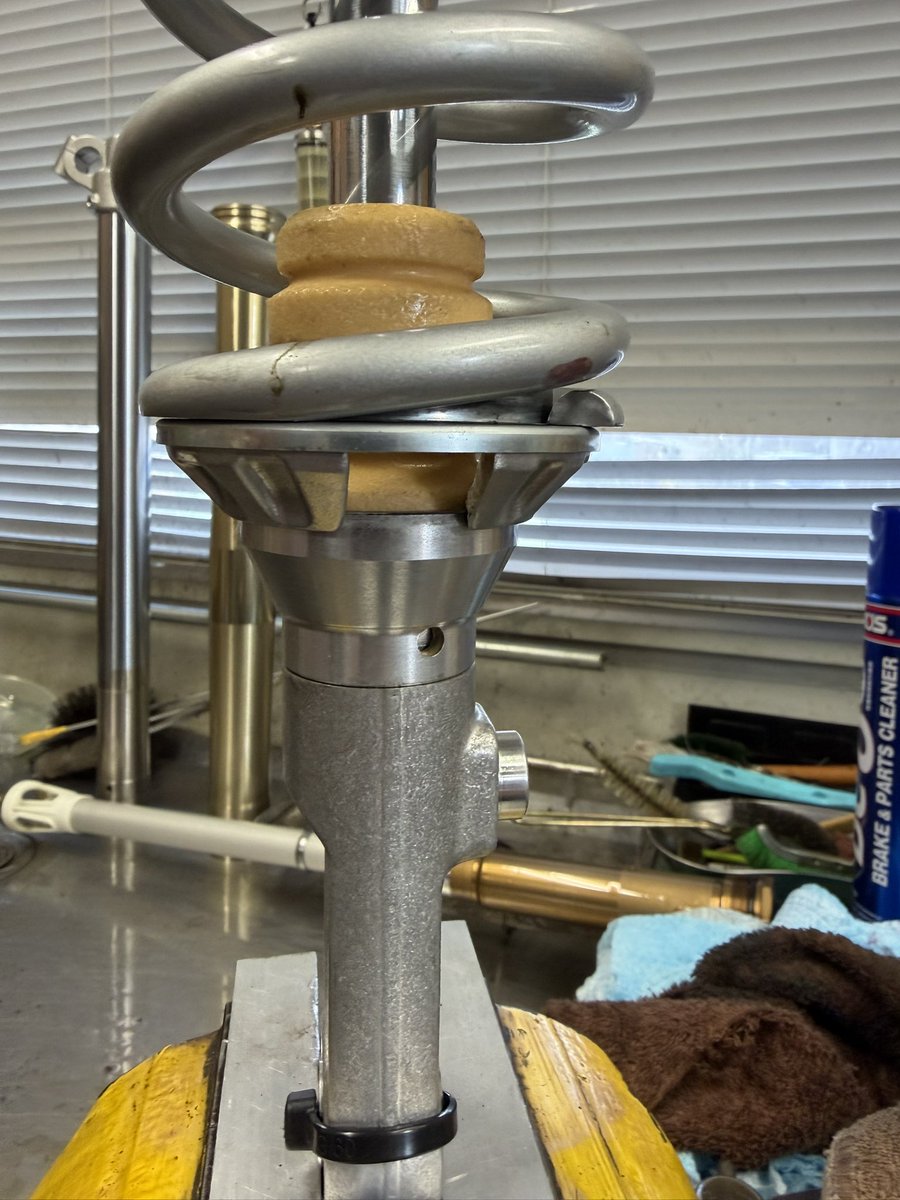 Ridge_Cycle's tweet image. YZ125X サスペンションOH 作業

各部点検後、ロッド研磨や消耗品の交換を行い、丁寧に組み付けさせていただきました。

あわせてリンク周りの ベアリング点検・清掃・グリスアップ も実施。…