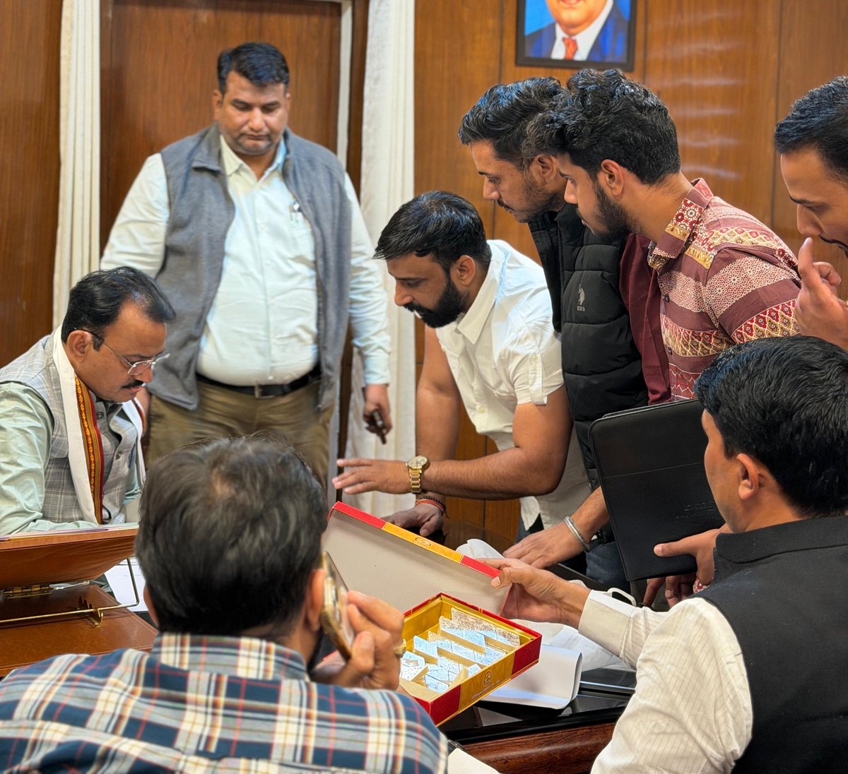 bharatbeniwal_'s tweet photo. राजस्थान के उपमुख्यमंत्री डॉ प्रेमचंद बेरवा जी से मुलाकात की और प्रदेश के युवाओं से जुड़े चिकित्सा विभाग, आयुर्वेद विभाग, और परिवहन विभाग से संबंधित मुद्दों पर चर्चा की 
चिकित्सा विभाग कि नर्सिंग ऑफिसर, फार्मासिस्ट, महिला स्वास्थ्य कार्यकर्ता और पैरामेडिकल की सभी भर्तियों को लिखित परीक्षा से करवाने के संबंध में बात रखी और मुख्यमंत्री जी को उनसे पत्र भिजवाया,
आयुष मेडिकल ऑफिसर, आयुष नर्सिंग ऑफिसर की भर्तियों की नई विज्ञप्ति जल्द से जल्द जारी करने, 
परिवहन विभाग की मोटर व्हीकल सब इंस्पेक्टर ( MVSI ) भर्ती के समाधान कर नियुक्ति देने और नई भर्तियां जारी करने जैसे युवाओं से जुड़े हुए सभी मुद्दों पर चर्चा हुई उपमुख्यमंत्री जी ने सभी मुद्दों पर सकारात्मक समाधान का विश्वास दिलाया l
#bharatBeniwal