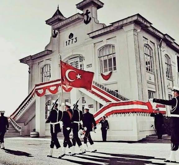 Sayın Cumhurbaşkanımız;

Dünyada çelişkilerin arttığı, savaş hazırlıklarının yapıldığı, ülkelerin kontrolsüzce silahlandığı bir dönemden geçiyoruz.

Günümüzde Doğu Akdeniz, dünya ölçeğinde gerginliklerin ve savaş tehlikesinin odağındadır.

Türkiyemize yönelik tehditler her geçen