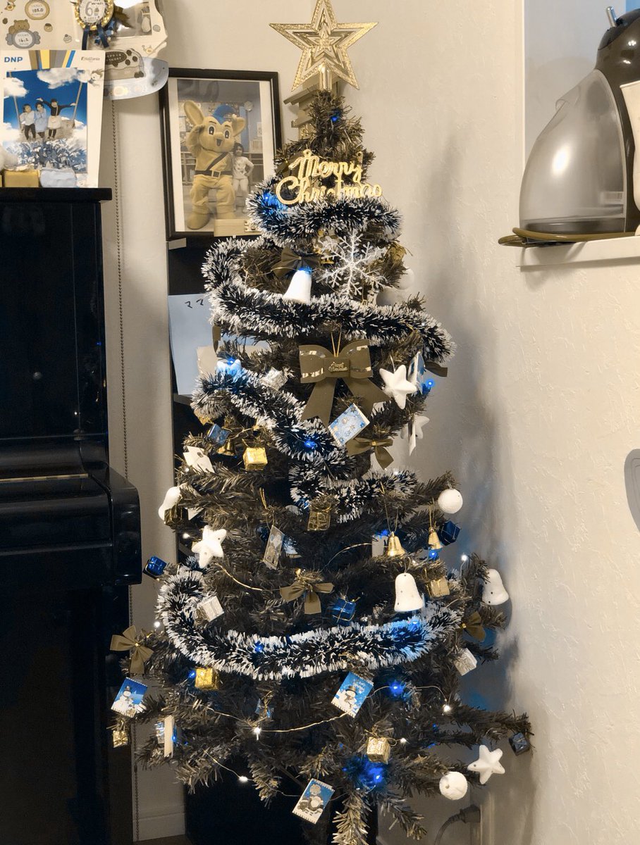 #色盲 だから #クリスマス のデコレーションにはあまり興味がないといつも言っているので、少しでも分かってもらえるように、家のクリスマスツリーを撮って第1色覚異常のシミュレーターに通して見せてみた。

（ちなみに、どっちがどっちか自分でも分からない。笑）