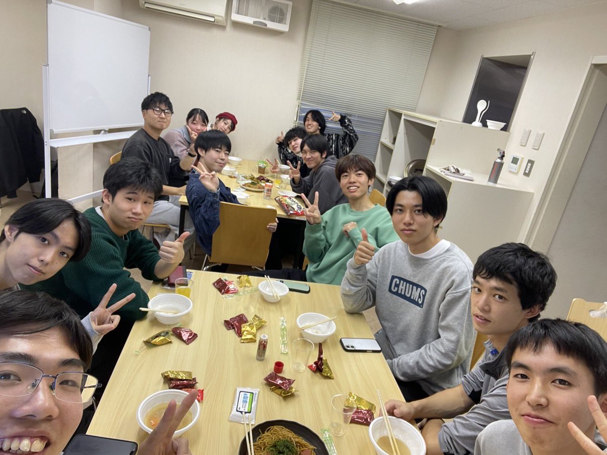 MUE_TTC's tweet photo. 11月16日(日)芋煮会を行いました！
今年の芋煮会はクマの危険も考慮して、屋内で行いました。
山形芋煮と宮城芋煮の2種類を作りました。
〆にカレーうどんにしました。
サイコーに美味しかったです！
13名集まり、ワイワイ楽しみました！
#宮教卓球部　#宮教 https://t.co/lWF8NKDLtB