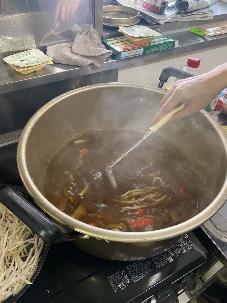 MUE_TTC's tweet photo. 11月16日(日)芋煮会を行いました！
今年の芋煮会はクマの危険も考慮して、屋内で行いました。
山形芋煮と宮城芋煮の2種類を作りました。
〆にカレーうどんにしました。
サイコーに美味しかったです！
13名集まり、ワイワイ楽しみました！
#宮教卓球部　#宮教 https://t.co/lWF8NKDLtB