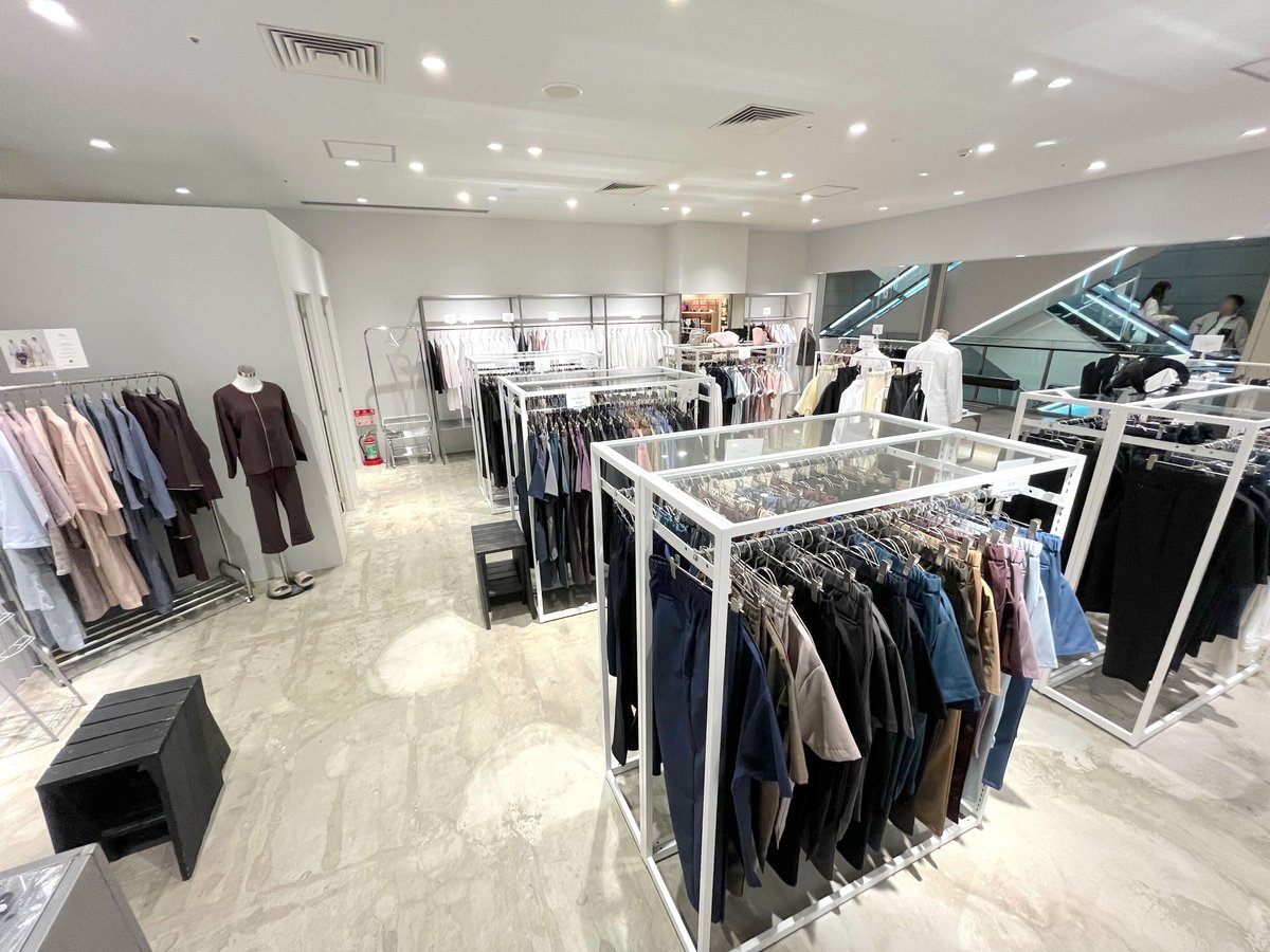 Classicolabcoat's tweet image. 「クラシコ 名古屋」ってどんなお店？
実店舗紹介シリーズ vol.1

2023年12月にオープンした
東海地方初の常設店舗・名古屋店の紹介を
公式noteにて公開しています☺️

ぜひ、ご覧ください👀
🔗note.com/classico/n/n46…

#スクラブ #白衣