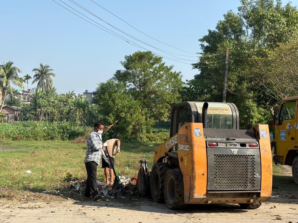 Nagaon Municipal Board, along with the Shrishti team, carried out a cleanliness drive in Ward No. 17.
Together with residents, they cleared waste, cleaned vulnerable spots, and encouraged families to follow simple, sustainable waste practices.

#SwachhNgaon #SwachBharat