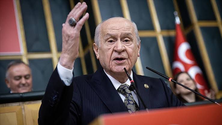 MHP Lideri Devlet Bahçeli:

▪️ Askeri kargo uçağımızın nasıl ve niçin düştüğü aydınlanacaktır.

▪️ Zorlu ve sıkıntılı günleri dedikodu furyasına çevirenlerin maskeleri ümit ediyorum ki indirilecektir.