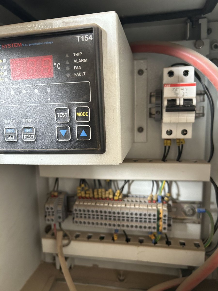 MSRegco's tweet photo. 📍 الموقع: مدينة العبور
⚙️ تنفيذ صيانة خلية ربط حلقي (Ring Main Unit) لضمان اس��مرارية التغذية واستقرار الجهد داخل الشبكة.
في MSR بنهتم بفحص القواطع، اختبار العزل، ومراجعة دوائر الحماية لتحقيق تشغيل آمن وموثوق ⚡
#MSR #صيانة_كهرباء #العبور #جهد_متوسط #RMU #Switchgear #ElectricalMa https://t.co/6wrRs6p4Co