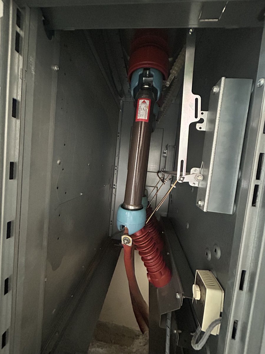 MSRegco's tweet photo. 📍 الموقع: مدينة العبور
⚙️ تنفيذ صيانة خلية ربط حلقي (Ring Main Unit) لضمان اس��مرارية التغذية واستقرار الجهد داخل الشبكة.
في MSR بنهتم بفحص القواطع، اختبار العزل، ومراجعة دوائر الحماية لتحقيق تشغيل آمن وموثوق ⚡
#MSR #صيانة_كهرباء #العبور #جهد_متوسط #RMU #Switchgear #ElectricalMa https://t.co/6wrRs6p4Co