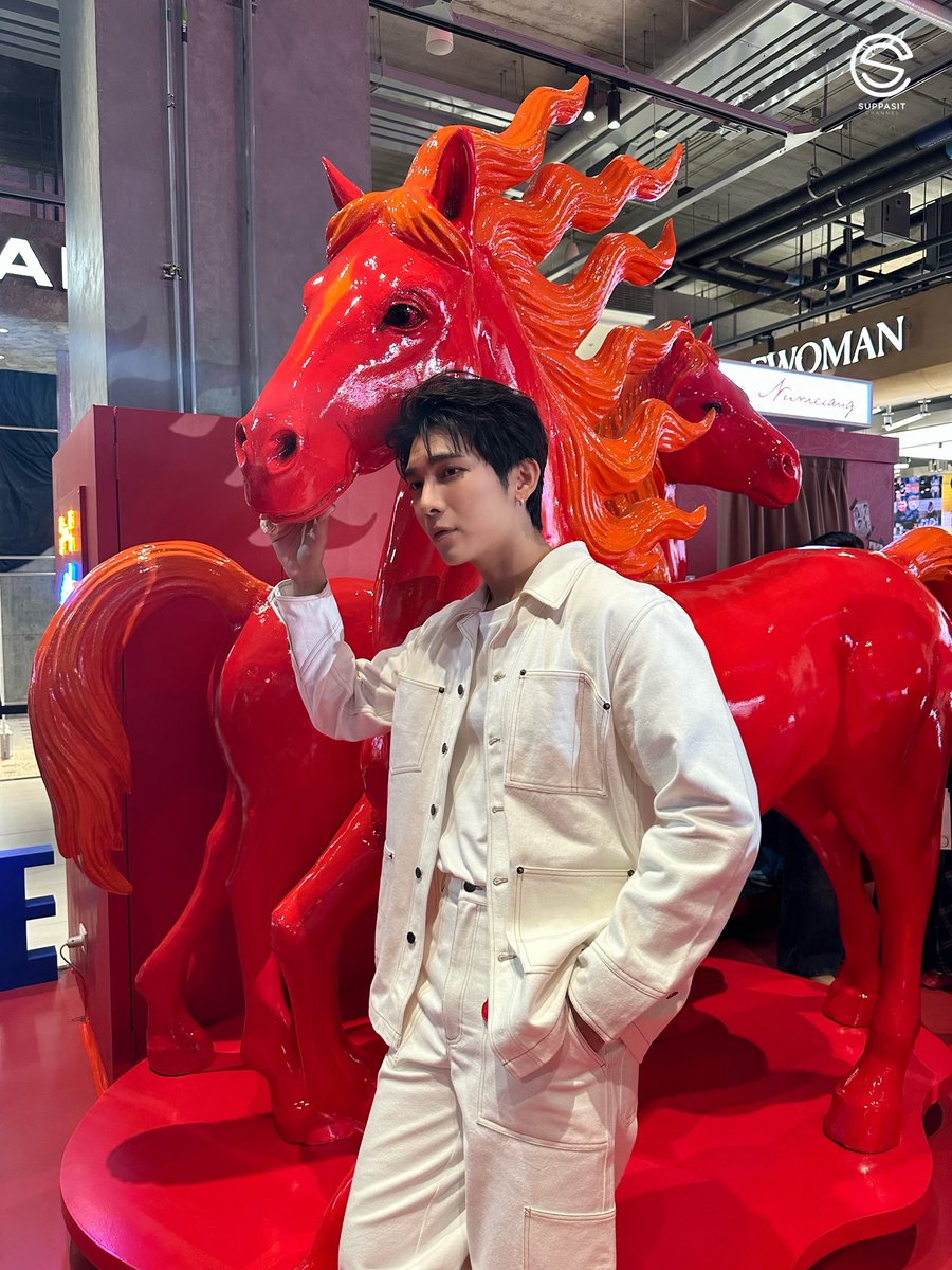 SolSkipperCo's tweet photo. Today’s vibe 

MEW AT MOO BANGKOK

@MSuppasit
#MOOxNumeiangxMew
#MOOxNumeiang #MOOBangkok https://t.co/dLoiIkbunj