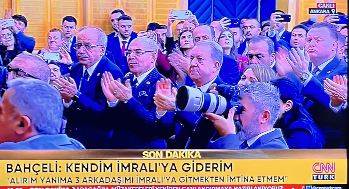 MHP Genel Başkanı “kendim İmralı’ya giderim” diyor.
Ardından gruptan onay istiyor ve grupta bulunanlar ayakta alkışlayarak onay veriyorlar.
MHP ve TBMM için tarihi bir dönüm noktası, tarihi bir eşik noktası.
Bu günü ve ayakta alkışlayanları Türk milleti asla unutmayacaktır!