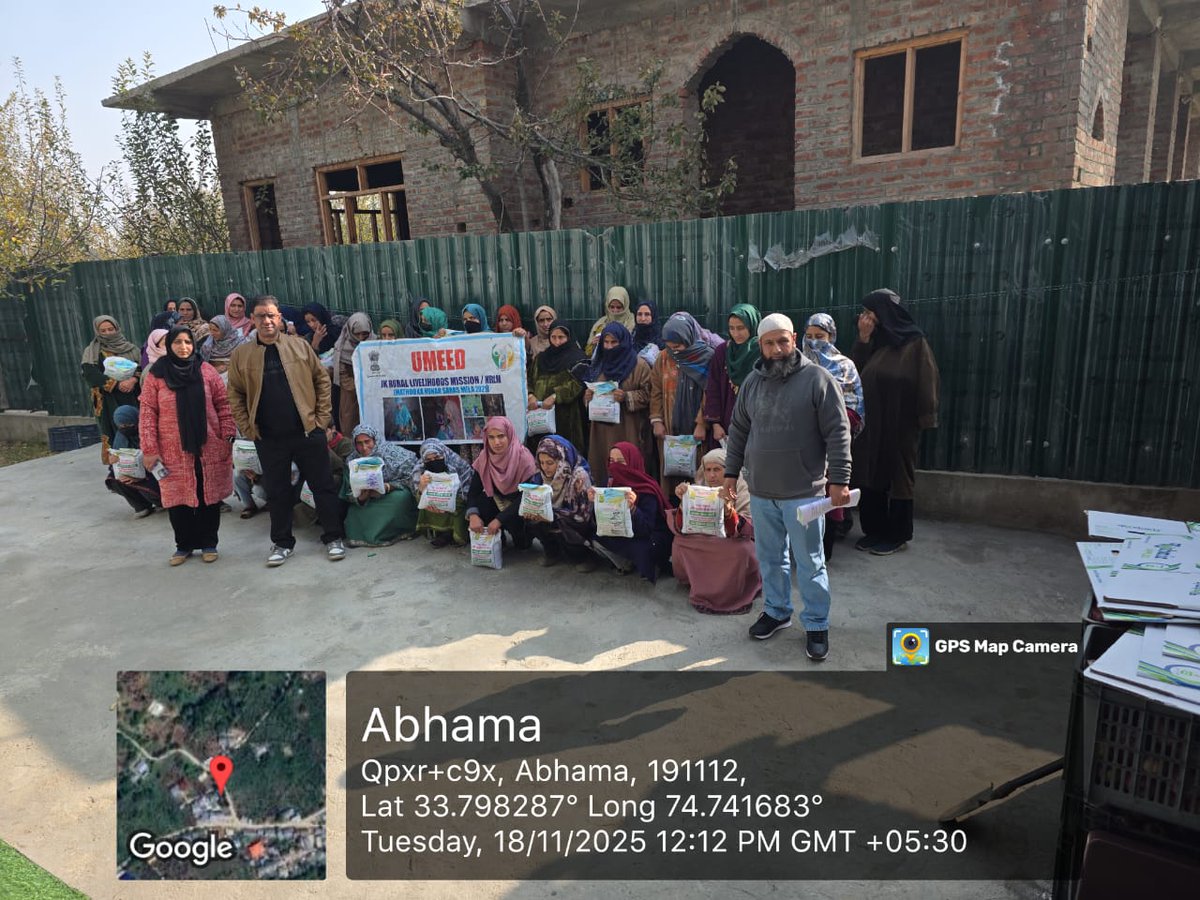 JkrlmP's tweet photo. Agriculture Dept. Pulwama, in convergence with JKRLM Shadimarg Pulwama, distributed various seeds among SHG members of 4 VOs. A step towards strengthening livelihoods and promoting community led agriculture. 🌱🤝 #JKRLM #Pulwama #Livelihoods #Agriculture
@dcpulwama 
@JK_NRLM https://t.co/ajOgkd4dEn