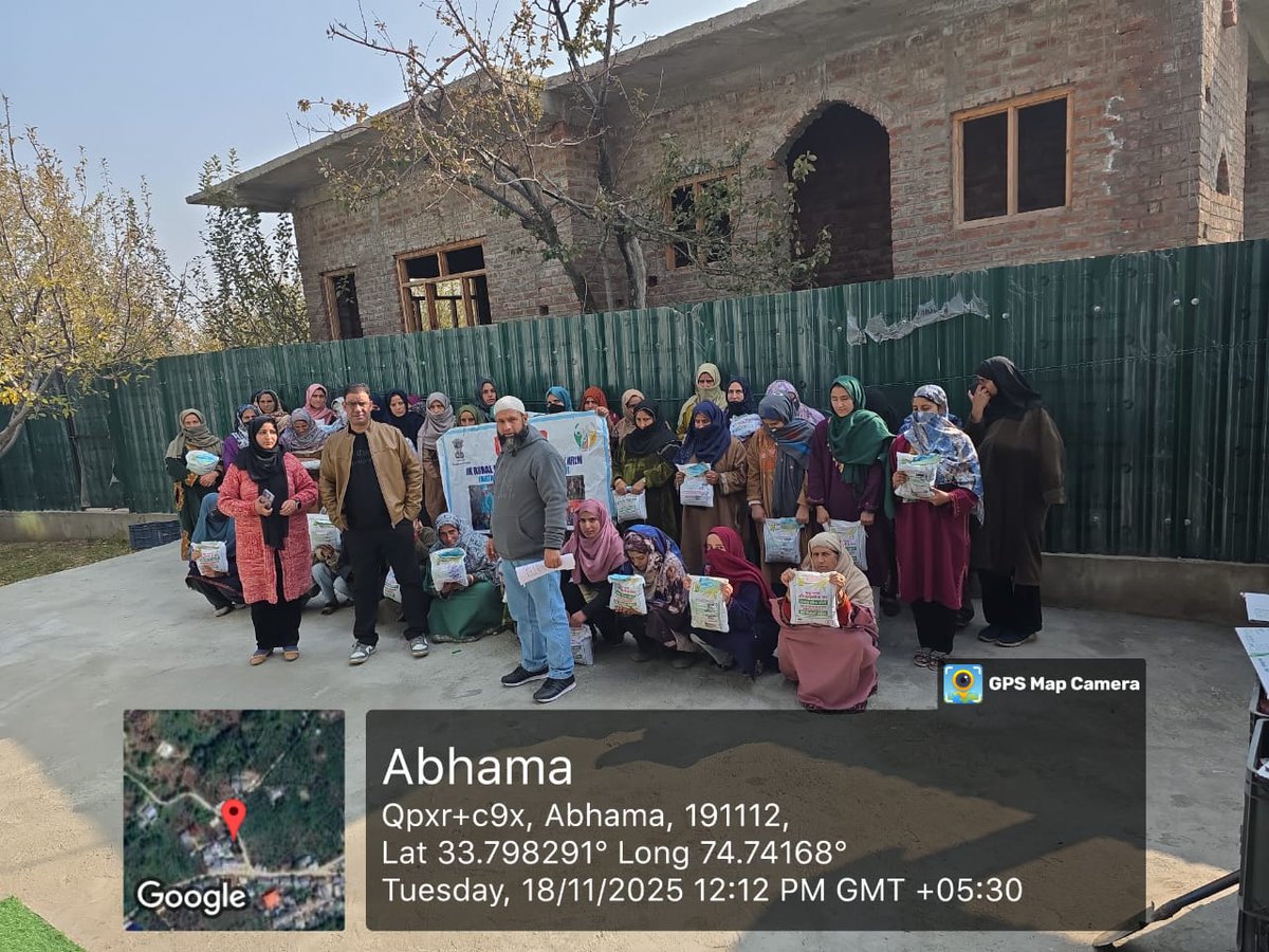 JkrlmP's tweet photo. Agriculture Dept. Pulwama, in convergence with JKRLM Shadimarg Pulwama, distributed various seeds among SHG members of 4 VOs. A step towards strengthening livelihoods and promoting community led agriculture. 🌱🤝 #JKRLM #Pulwama #Livelihoods #Agriculture
@dcpulwama 
@JK_NRLM https://t.co/ajOgkd4dEn