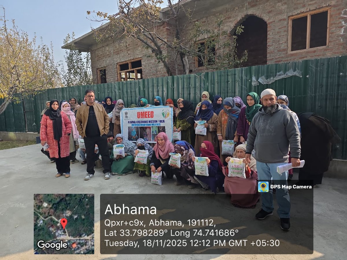 JkrlmP's tweet photo. Agriculture Dept. Pulwama, in convergence with JKRLM Shadimarg Pulwama, distributed various seeds among SHG members of 4 VOs. A step towards strengthening livelihoods and promoting community led agriculture. 🌱🤝 #JKRLM #Pulwama #Livelihoods #Agriculture
@dcpulwama 
@JK_NRLM https://t.co/ajOgkd4dEn