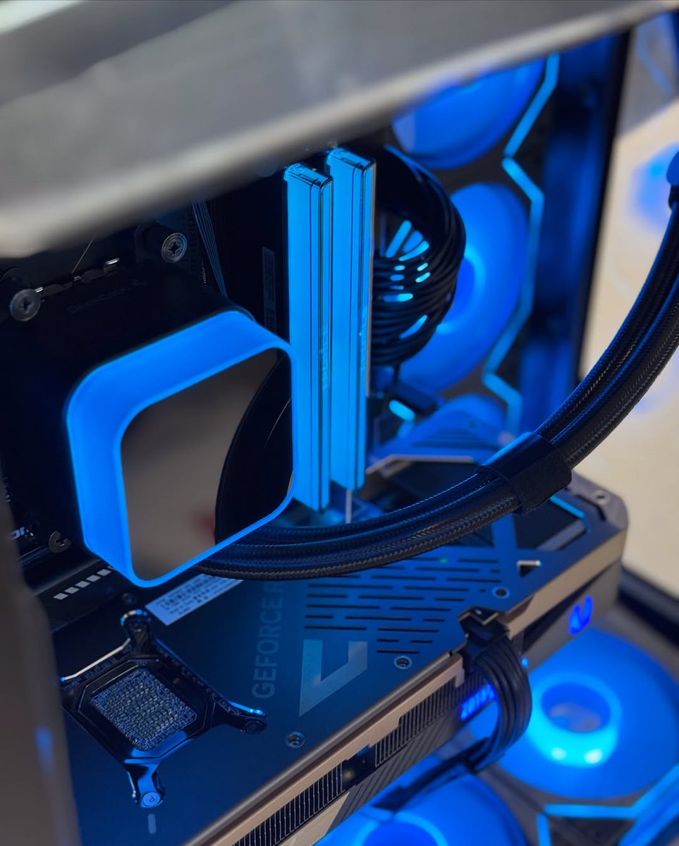 ZOTACFrance's tweet image. Devinez ce qui manque à ce build ? 🤔
Un indice : sans lui, votre GPU pourrait souffrir !

📸 rbtechngames (IN)
#ZOTACGAMING #AstucesPC #SupportGPU