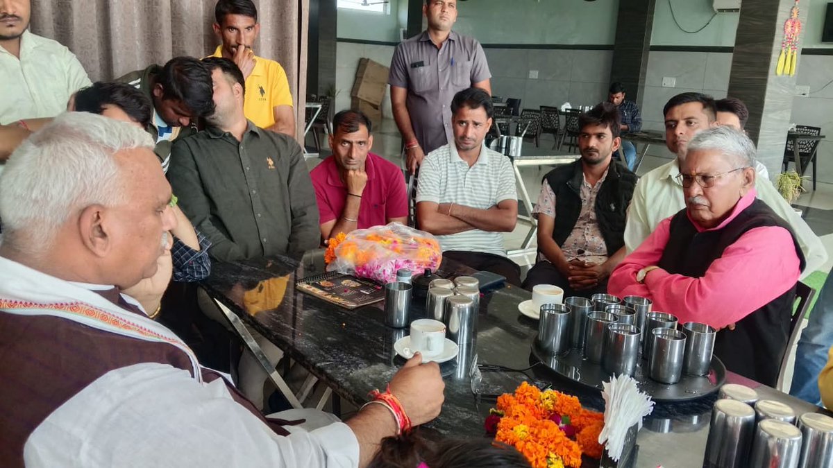 aarvibalram's tweet image. 🔥शहीद स्थल सिकंदरा दौसा 🔥

REET पीड़ित युवाओ को झांसे देती 
सरकार 🫵🥱🥱

गौरतलब है कि 
12 नवंबर को गुर्जर आरक्षण कमेटी की मीटिंग का
 reet युवाओ को मुलाकात में मिला था आश्वासन 🫵

लेकिन आज 18 तारीख तक गठित कमेटी की REET मुद्दे को लेकर कोई भी मीटिंग नही हुई 🫣

@JogarampatelMLA