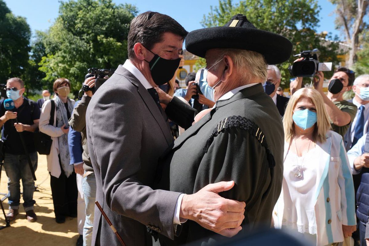 Ha fallecido Don Álvaro Domecq, el mayor embajador del Pura Raza Española y el responsable de elevar el Arte Ecuestre Andaluz al mundo entero.
Sabiduría y arte, cariño y amistad. Una de las mejores personas que he tenido el privilegio de conocer. Siempre con nosotros. DEP