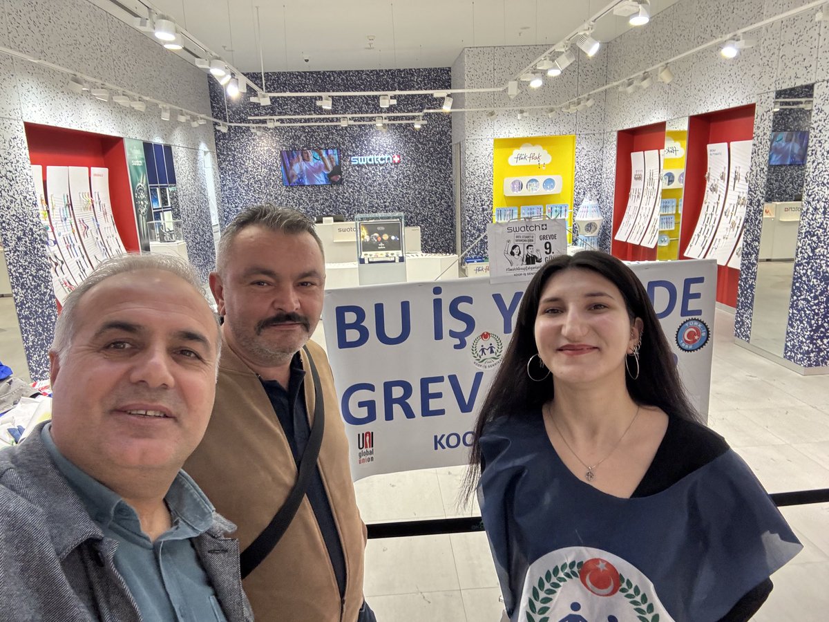 Swatch Grevinin 9️⃣ Günü
Yine mutluyuz
Yine Kararlıyız 
Yine direniyoruz 
Kazanacağız 
#SeatchGroupÇalışanlarıGrevde
⁦<a href="/KOOPISSENDIKASI/">Koop-İş Sendikası</a>⁩
⁦<a href="/uniglobalunion/">UNI Global Union</a>⁩ 
⁦<a href="/omegawatches/">OMEGA</a>⁩