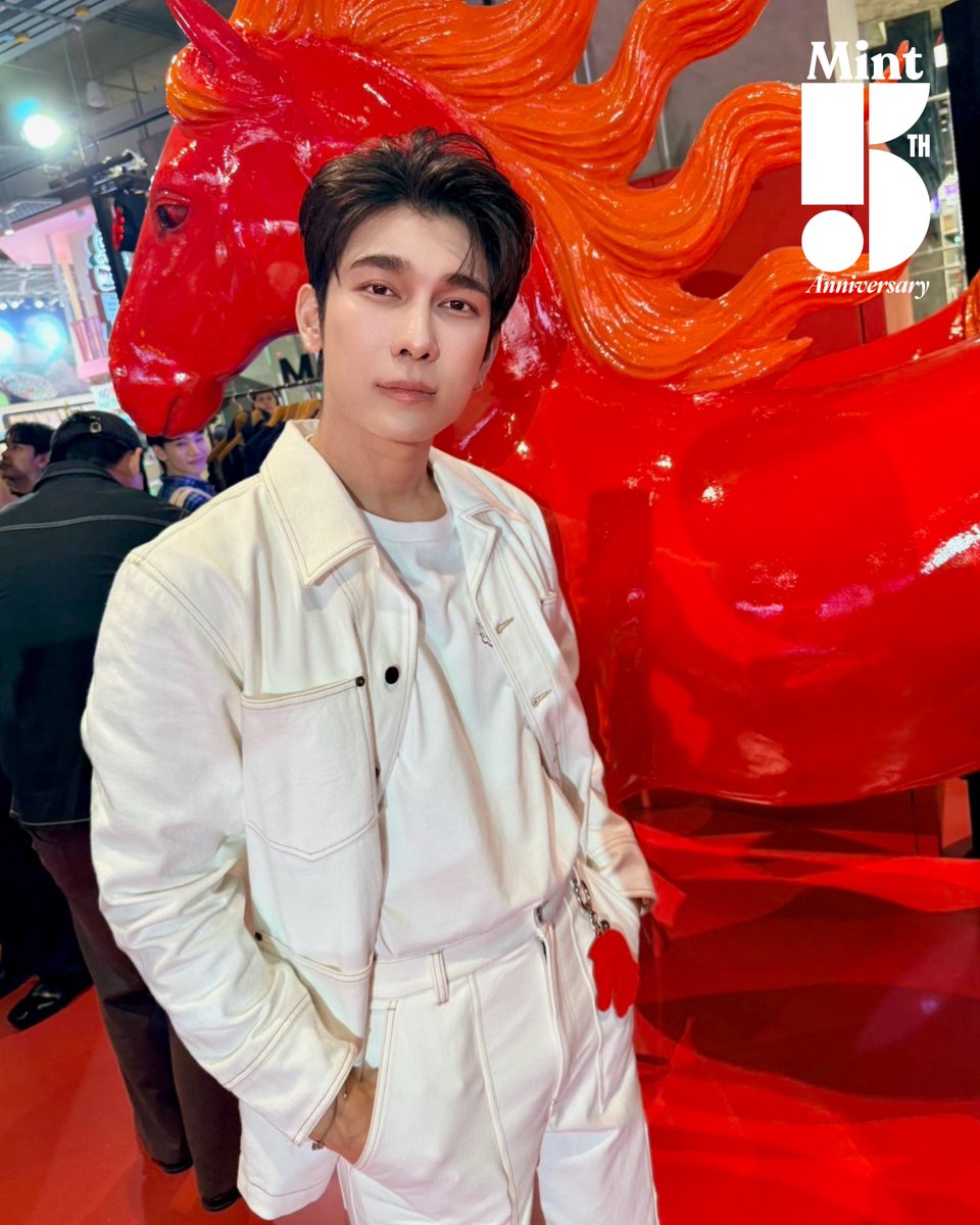 mintmag_th's tweet photo. ส่งสายตาความเท่! #MintReports เสิร์ฟภาพหล่อของหนุ่ม #มิวศุภศิษฏ์ ขณะที่มาร่วมงาน MOO Bangkok ชมคอลเล็กชั่นพิเศษต้อนรับปี 2569 ที่กำลังจะถึงนี้ จัดเต็มไอเท็มคอลเล็กชั่นใหม่ ทั้งเสื้อผ้า และแอคเซสเซอรี่ ให้ได้หยิบมาใส่กัน 💚

#mewsuppasit 
#MOOxNumeiang 
#MOOBangkok
#MintMagTH https://t.co/JDDg7e8pGa