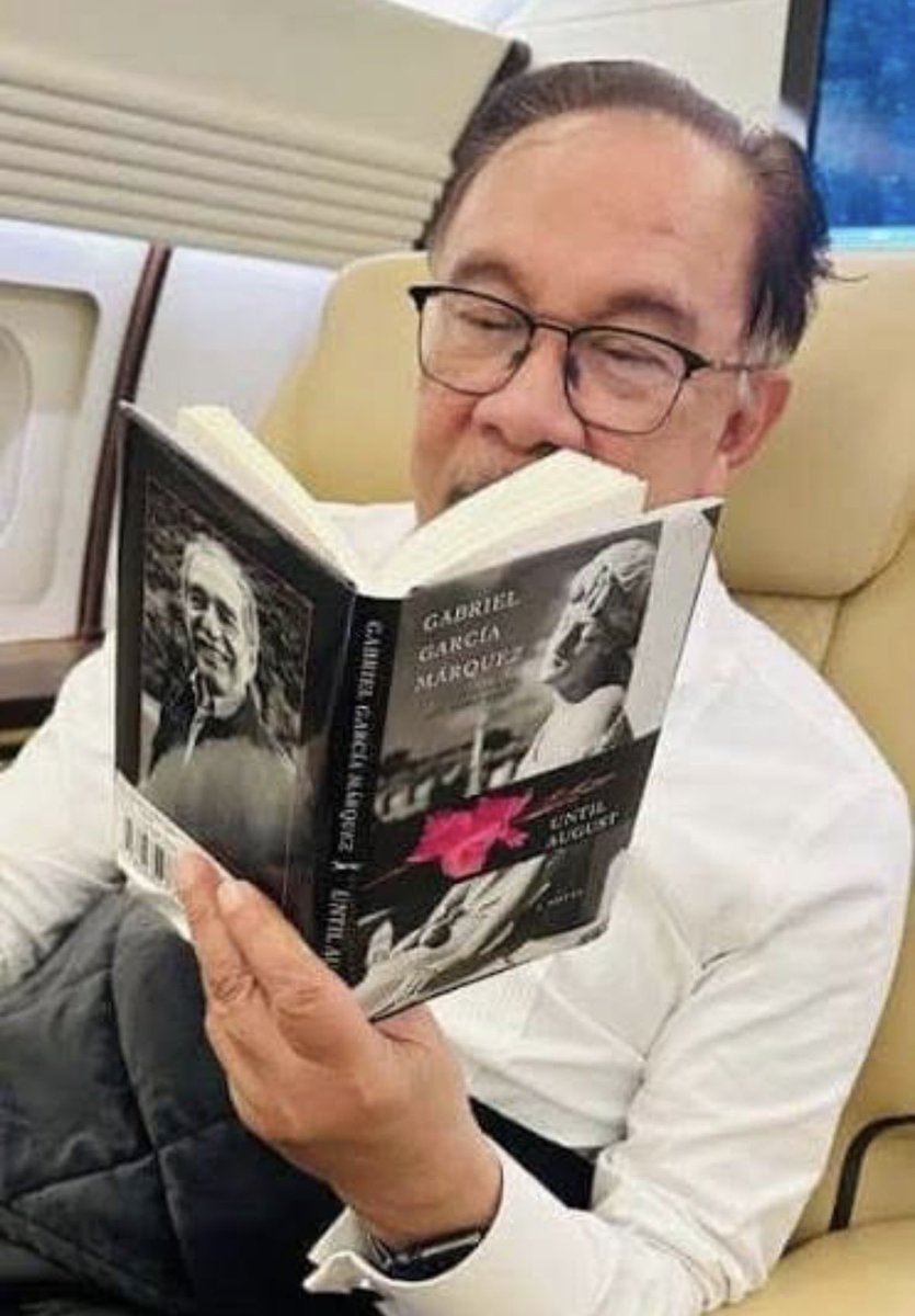 HalimCrypto's tweet photo. Walanon tengah gigih pertahankan “Anwar suka membaca”

Tapi tengoklah dia suka baca buku apa? 

Yang Arwah Tun Daim cakap tu, Kau nak jadi Menteri Kewangan kau kena suka membaca Laporan Ekonomi bukan Buku Sastera https://t.co/ADIce8ETsi