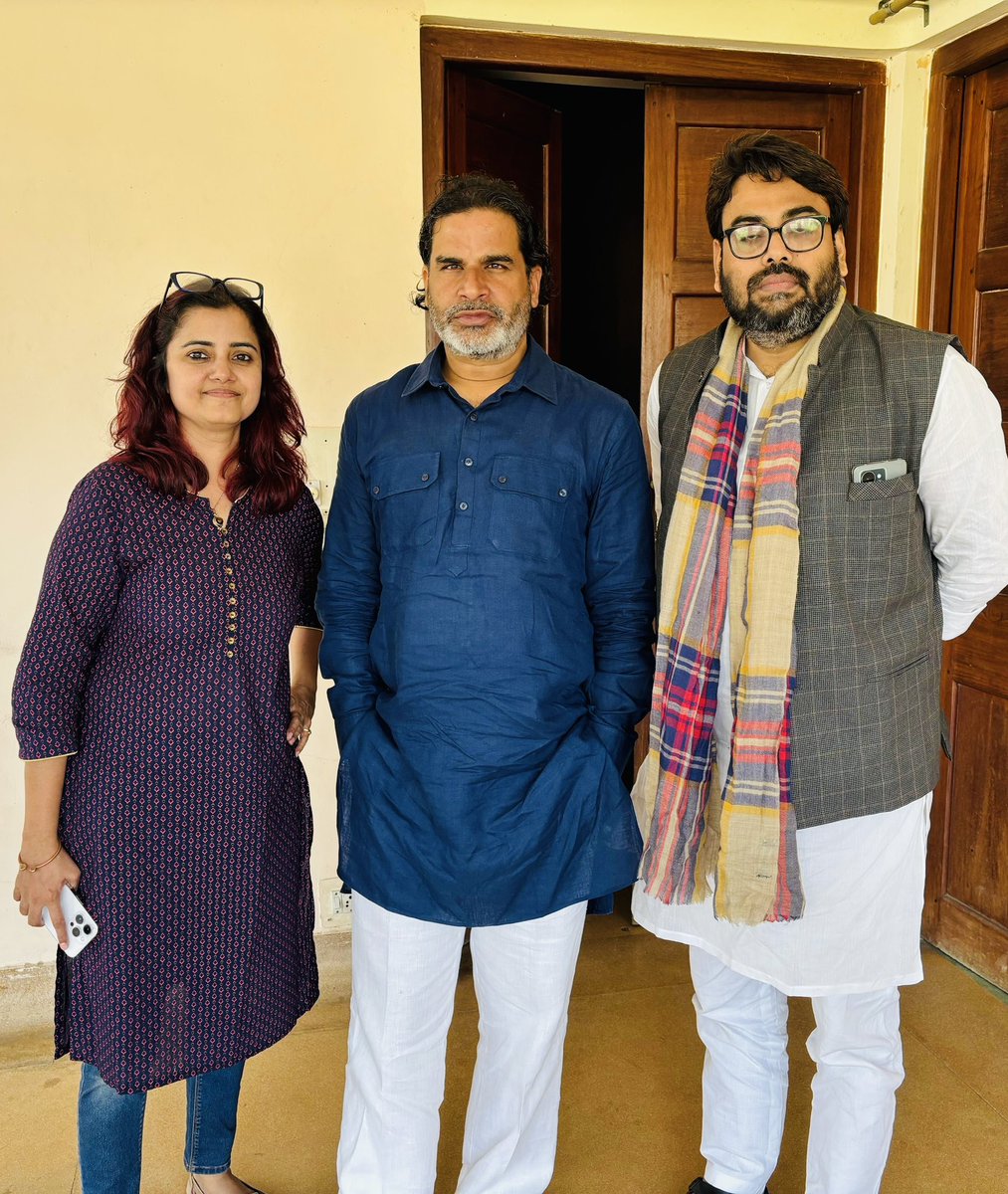 Kahaanikaar's tweet image. सच है, विपत्ति जब आती है,
कायर को ही दहलाती है,
शूरमा नहीं विचलित होते,
क्षण एक नहीं धीरज खोते,
विघ्नों को गले लगाते हैं,
काँटों में राह बनाते हैं।

Jan Suraaj will keep working for Bihar&apos;s socio-political betterment.

The Warrior and his generals on 18/11/25
@iKumarSaurabh