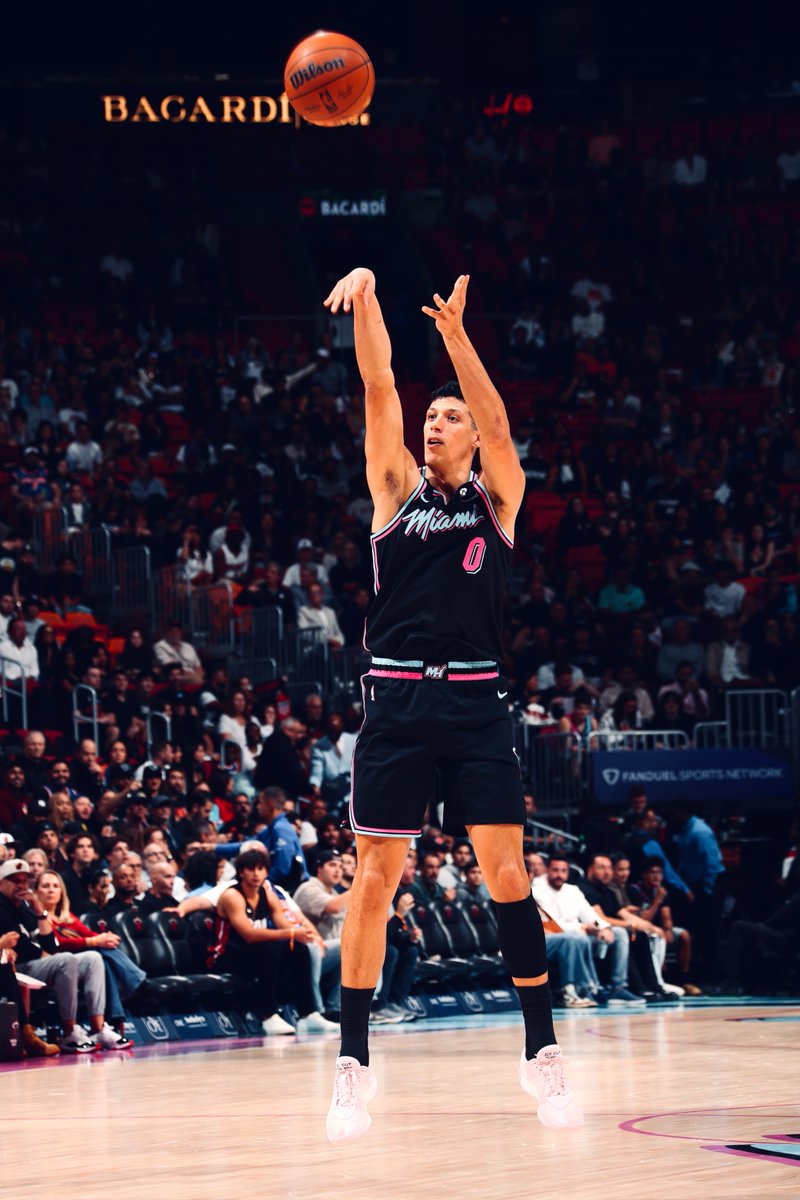 parallelecinico's tweet image. Aggiornamenti dal pianeta Fontecchio:
- è il terzo miglior tiratore da tre punti di tutta la NBA, sta tirando con un irreale 50% (37/74)
- questa notte 14 punti, 4/7 da tre, 4 rimbalzi, 3 assist, 2 rubate nella vittoria di Miami contro New York
- viaggia stabilmente in doppia…