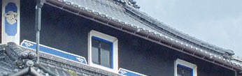 misojiyuu's tweet photo. なんか香川県の文化？なのかわかんないけど
家に謎の青いシール？みたいの貼ってるの何だ？

まんのう町辺りでめちゃくちゃ見たんだが... https://t.co/is4emBf8fN