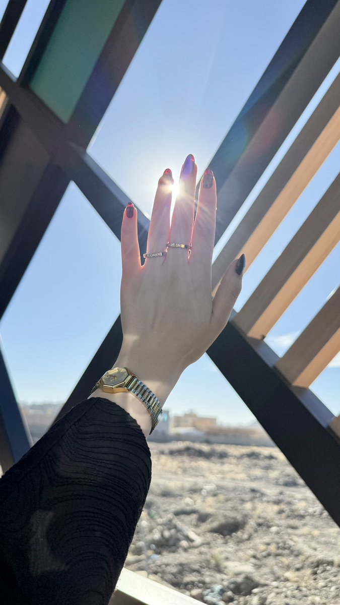 « جعّل شمس الحظ لها مع الشروق اشراق
تنفض غبار الأمنيات وتنور عتمة احلامي »