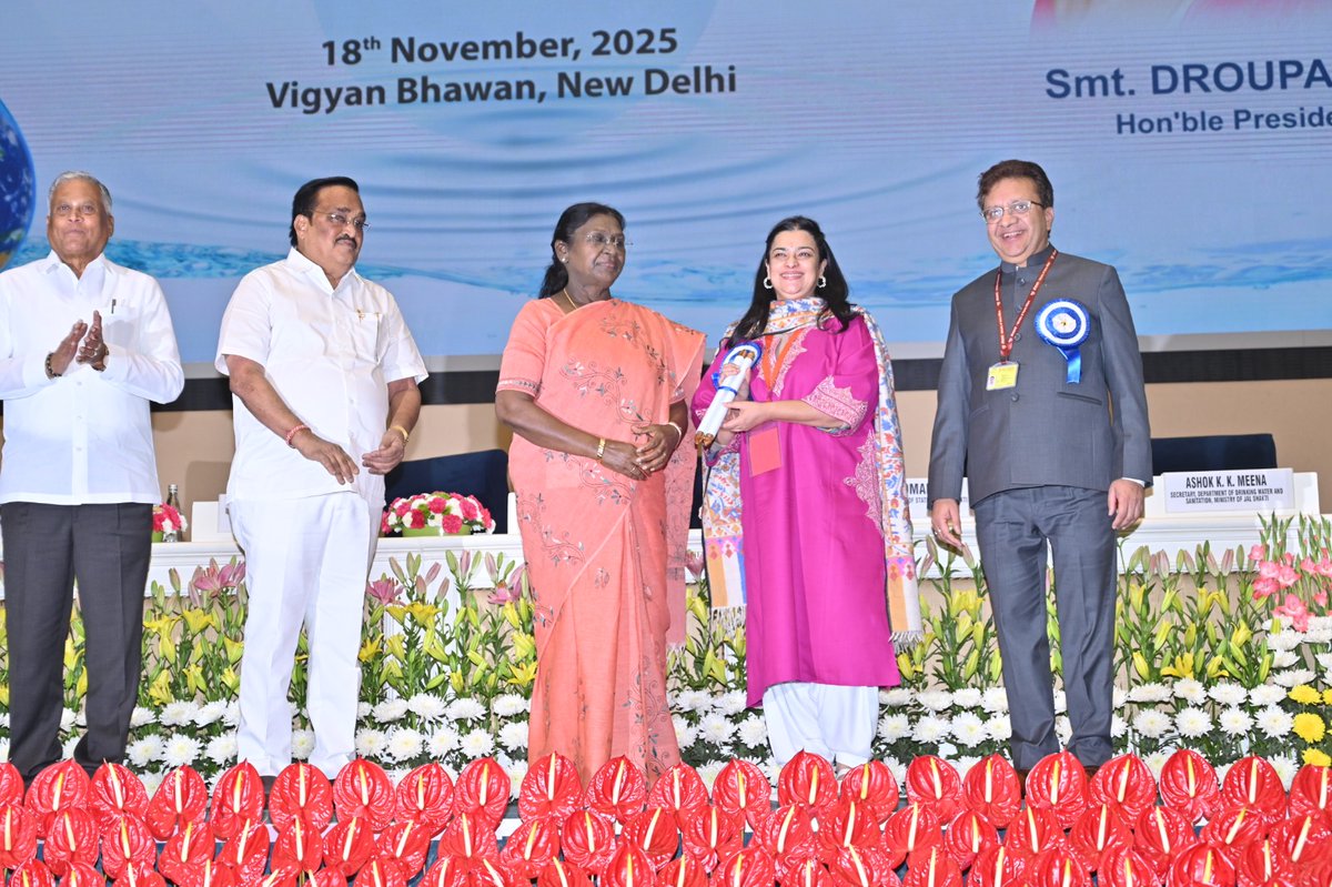 Shruti4Progress's tweet image. आज दिल्ली स्थित विज्ञान भवन में छठे राष्ट्रीय जल पुरस्कारों में हरियाणा को तीसरा स्थान प्राप्त होने के अवसर पर अपने विभाग के Additional Chief Secretary एवं EIC के साथ पुरस्कार का प्रशस्ति पत्र प्राप्त किया।

@narendramodi @BJP4Haryana  @AmitShah @NayabSainiBJP @MohanLal_Badoli…