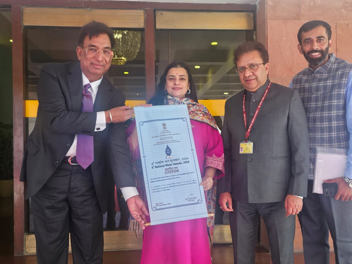 Shruti4Progress's tweet image. आज दिल्ली स्थित विज्ञान भवन में छठे राष्ट्रीय जल पुरस्कारों में हरियाणा को तीसरा स्थान प्राप्त होने के अवसर पर अपने विभाग के Additional Chief Secretary एवं EIC के साथ पुरस्कार का प्रशस्ति पत्र प्राप्त किया।

@narendramodi @BJP4Haryana  @AmitShah @NayabSainiBJP @MohanLal_Badoli…