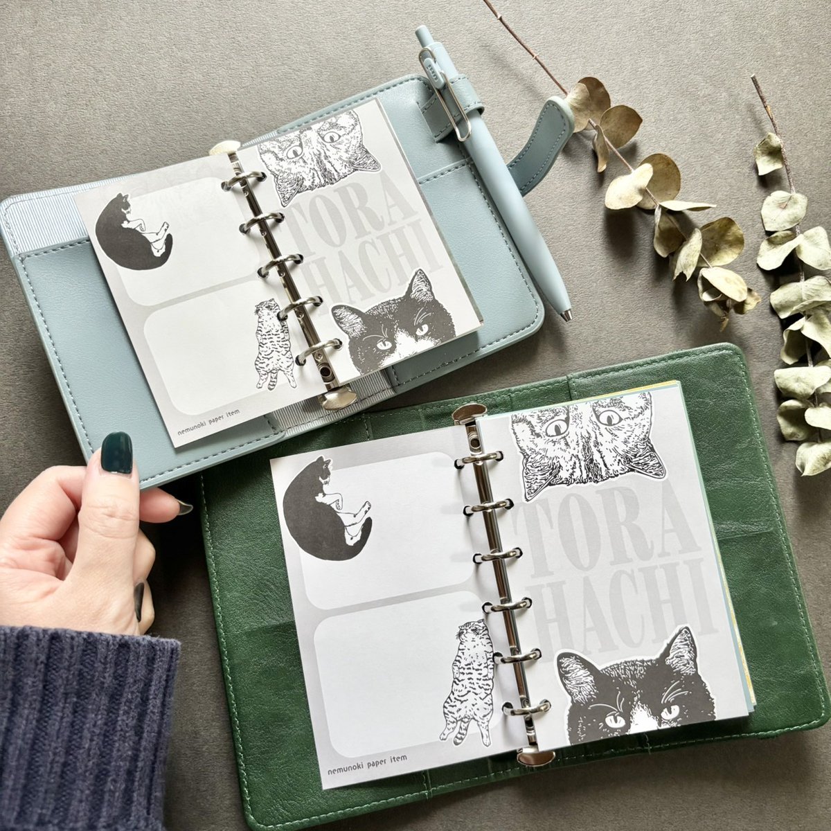 n_e_m_u_n_o_k_i's tweet image. \ NEW /  

nemunokiの看板猫たち「トラとハチ」のモノクロラインから手帳リフィルサイズメモが登場です！
サイズはM6とM5の２種類、どちらも両面印刷です
ホールをあけなければ両面メモとしてお使いいただけますよ♪

今週土曜日、浅草で開催の対面イベントで初売りいたします🐾

『KAMINARI CAT…