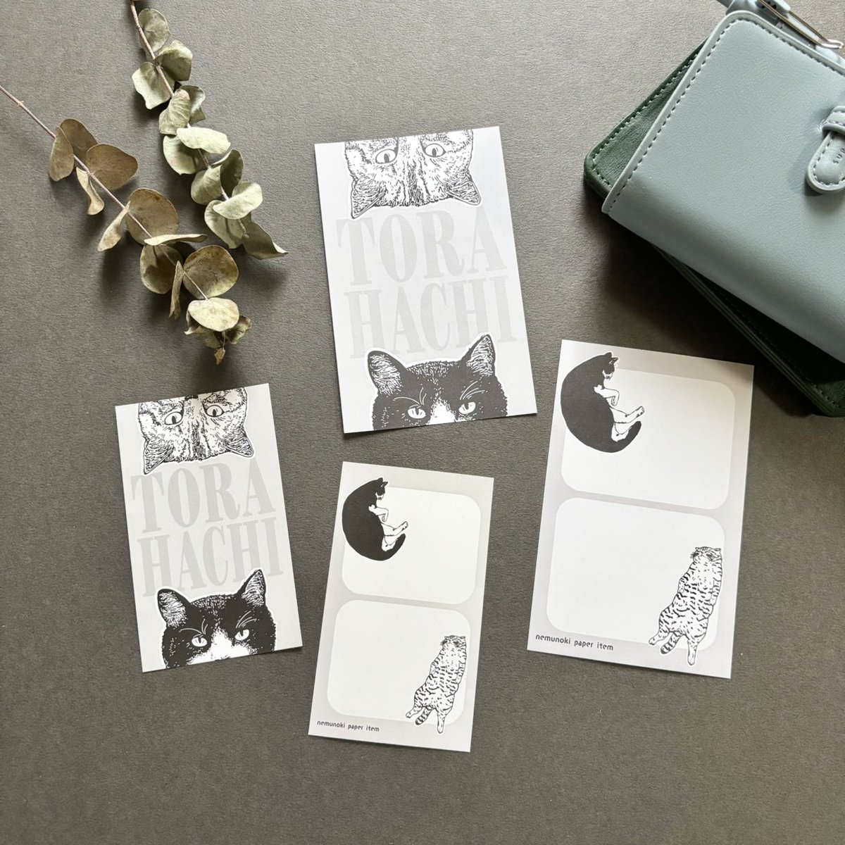 n_e_m_u_n_o_k_i's tweet image. \ NEW /  

nemunokiの看板猫たち「トラとハチ」のモノクロラインから手帳リフィルサイズメモが登場です！
サイズはM6とM5の２種類、どちらも両面印刷です
ホールをあけなければ両面メモとしてお使いいただけますよ♪

今週土曜日、浅草で開催の対面イベントで初売りいたします🐾

『KAMINARI CAT…